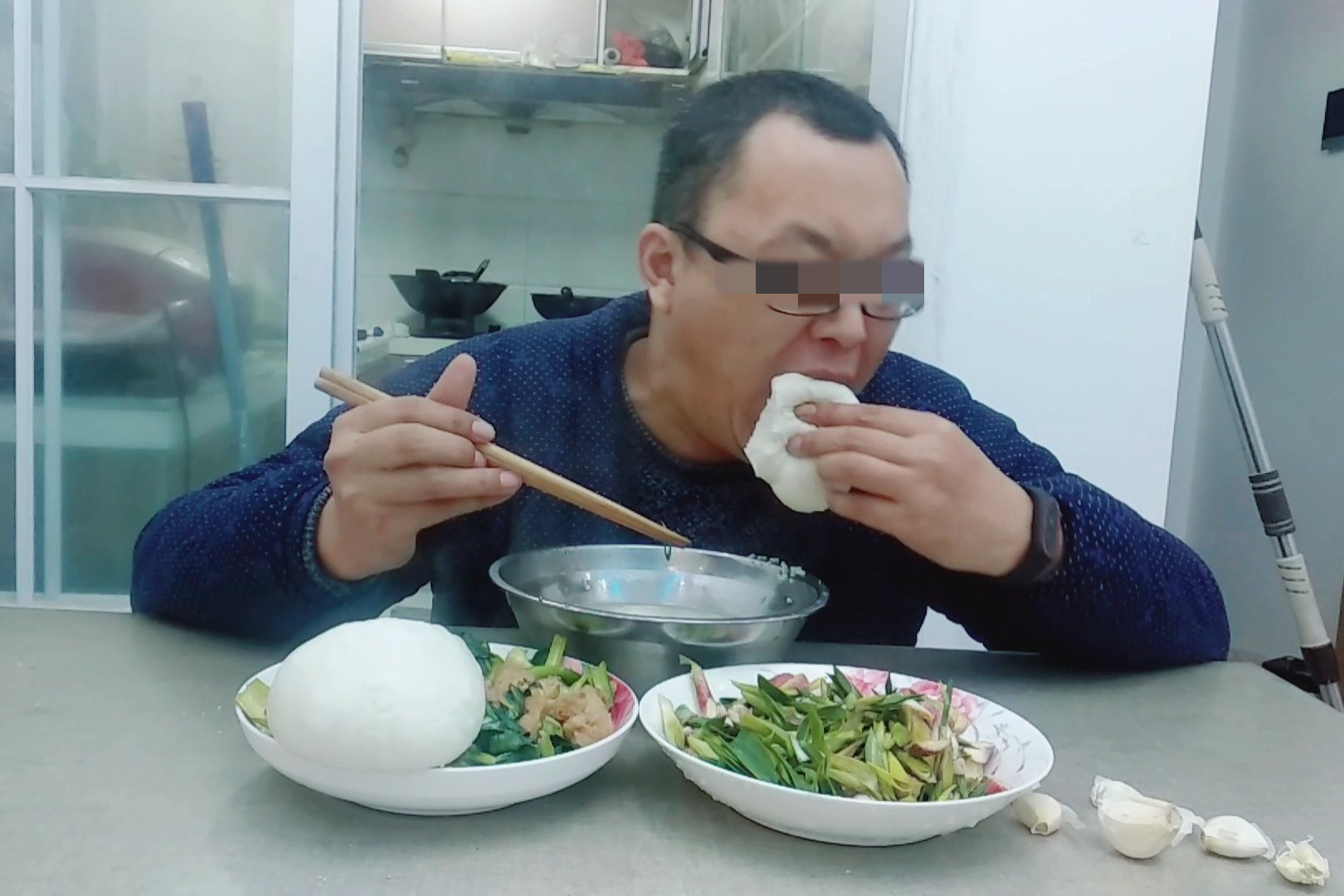 上海，男子在家中吃馒头，可吃着吃着，他竟突然倒地，噎死了。家属火化完遗体后，想起