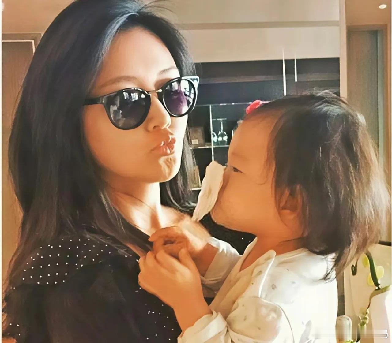 小玥儿开通社交账号后，不仅关注了全部S家亲人，还点赞妈妈相关动态，如今更是悄悄关