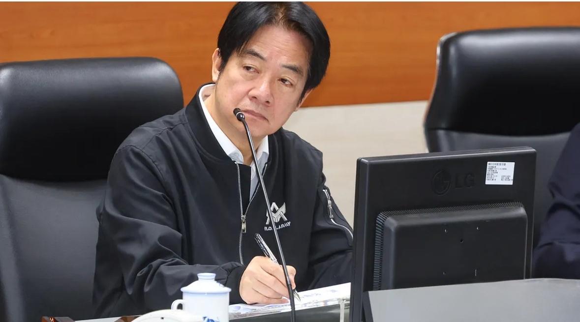 赖清德叫嚣：“蓝白两党”不要再跟我谈什么“宪政”赖清德今（25日）出席活动时