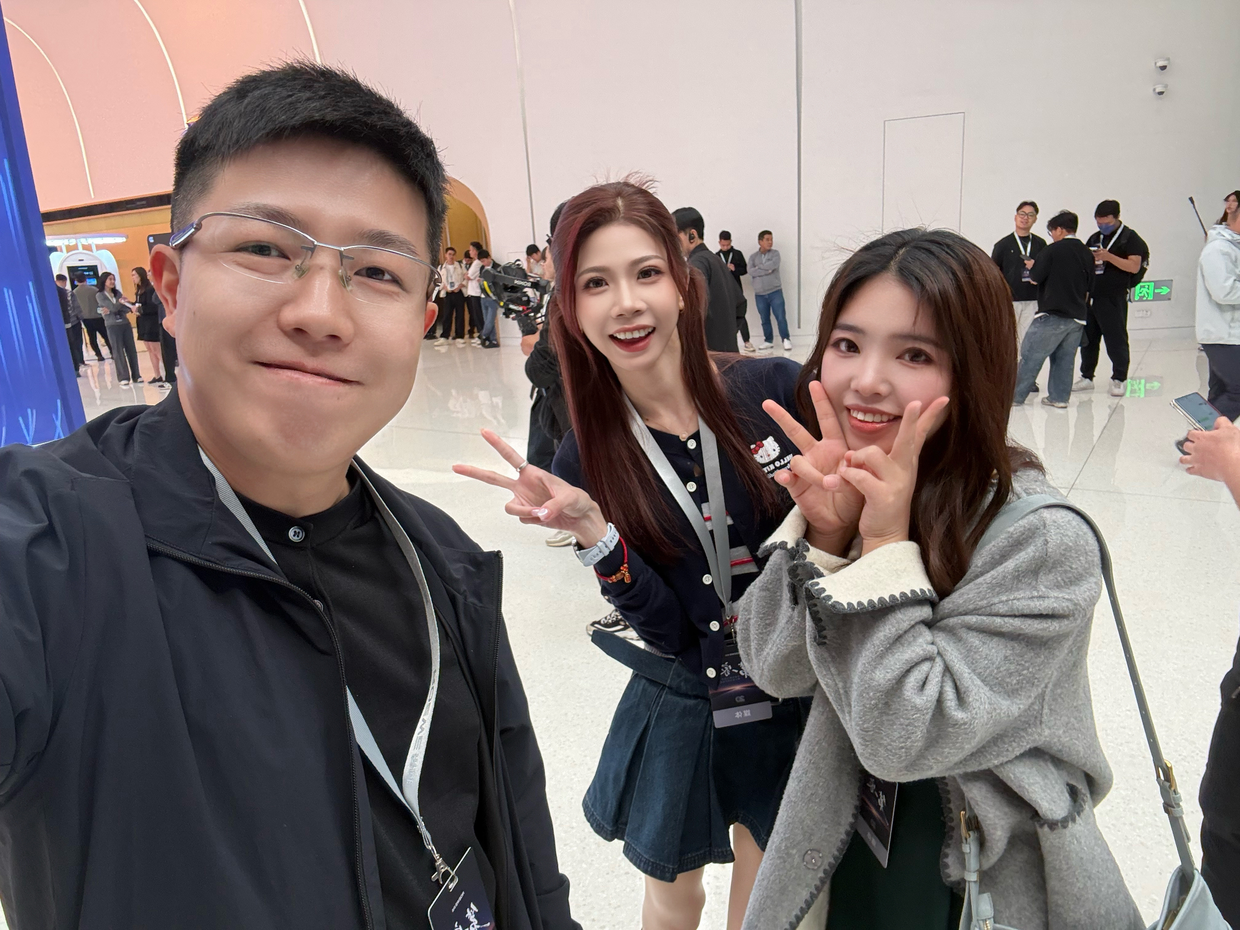 几个人跟不熟一样突然碰到：哎？你怎么在这儿哎？你怎么也在这儿感觉肉眼可见的瘦了