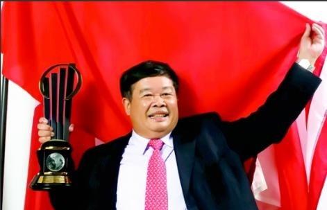 1989年，福耀的财务经理经常带女人回宿舍过夜，曹德旺知道后，不但没有责罚他，还