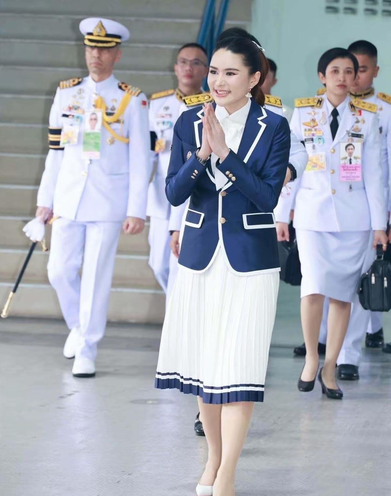 8月18日，欧拉弄现身泰国青少年田径赛闭幕式，深蓝西装配白百褶裙、粉底高跟鞋，女