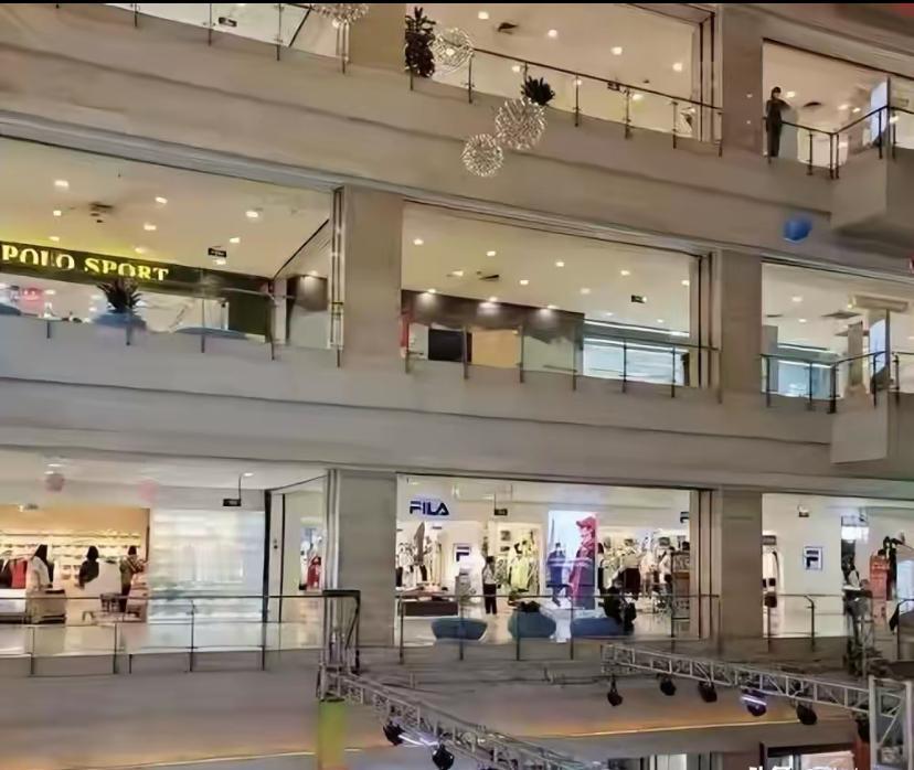 太惨烈了！扬州大商厦一女子因一杯奶茶跳楼，落地声惊来众多顾客，网传因为男朋友没给