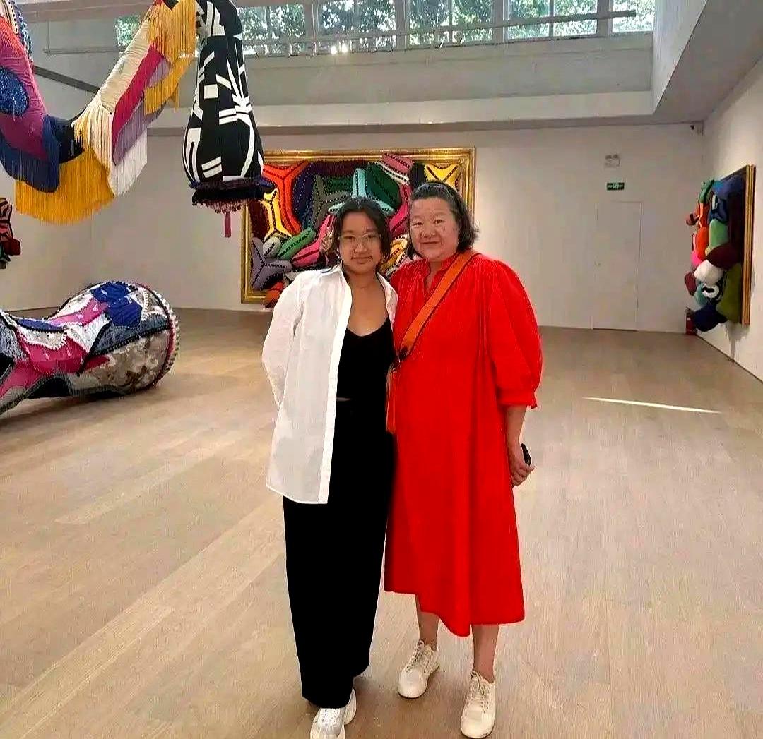 顶级名媛洪晃与领养女儿平平，容貌气质极其相似。洪晃和领养的平平不仅容貌气