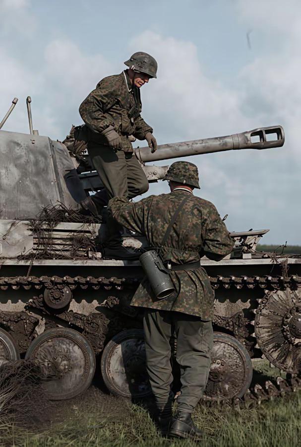 1944年夏，东线战场上身着独特迷彩罩衫的德军自行火炮乘员。1944年夏季，