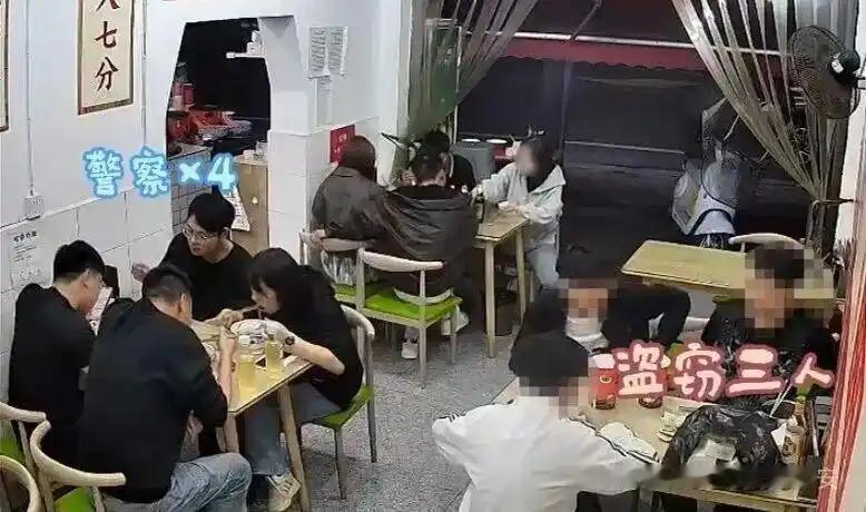 小偷胆子太大！成都彭州，四名民警忙完加班任务，来到街边小店吃夜宵。几人刚坐下没多