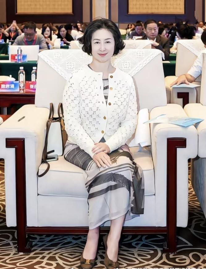 岁月沉淀风骨，自带雍容华贵，这便是何超琼独有的气场。