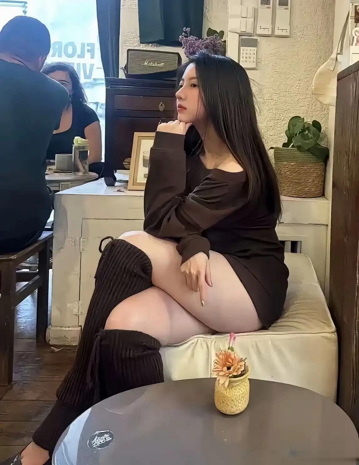 纯欲天花板’焊死在咖啡店里！建议查查，是不是偷了维纳斯的模具，不然怎么连坐姿都这