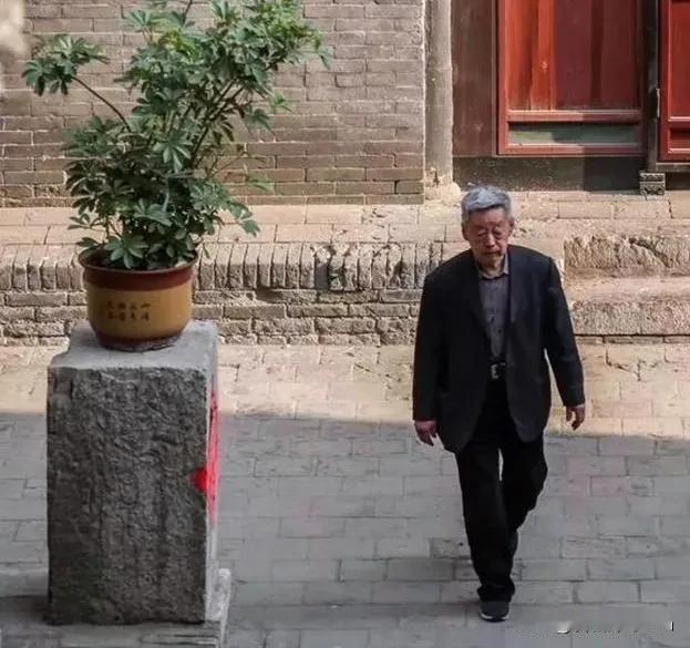 1997年，山西平遥人耿保国不顾家人反对，四处借钱凑了100万，买下了3000多