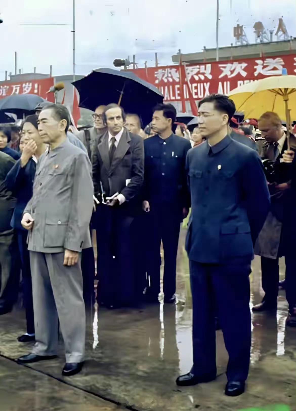 1973年，周总理冒雨欢送法国总统，右边蓝衣服是姚同志？