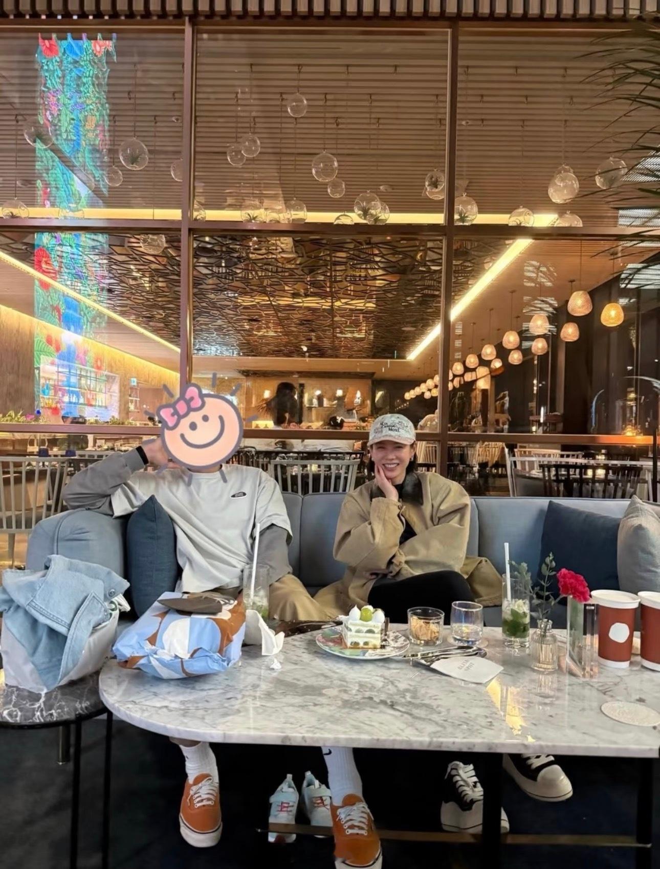 儿子拍的孙艺珍玄彬儿子给孙艺珍玄彬拍照甜豆已经会给爸爸妈妈拍照啦📷好幸福的一家