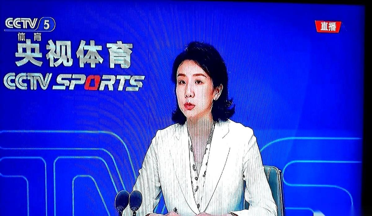 女排解说这事儿，有点意思了。香港站的比赛，前一天还在解说席上的李颖，第二天，人