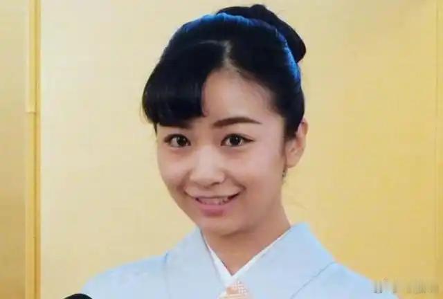 堂堂公主，因穿一条短裤被全民喷上热搜。 对比泰国公主，菊花王朝的叛逆姬像极了