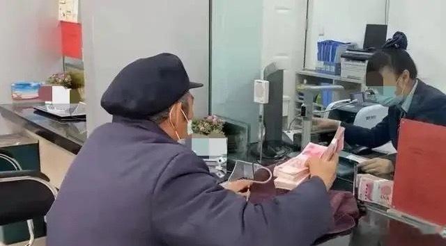 大爷银行存款起纠纷，一口咬定存了3万只剩2万，法院最终判决出炉广东肇庆一位黄大爷