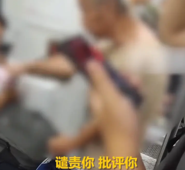 “这下解释不清了！”8月11日，江苏南京，一20多岁的女子在上车后，发现老弱病残