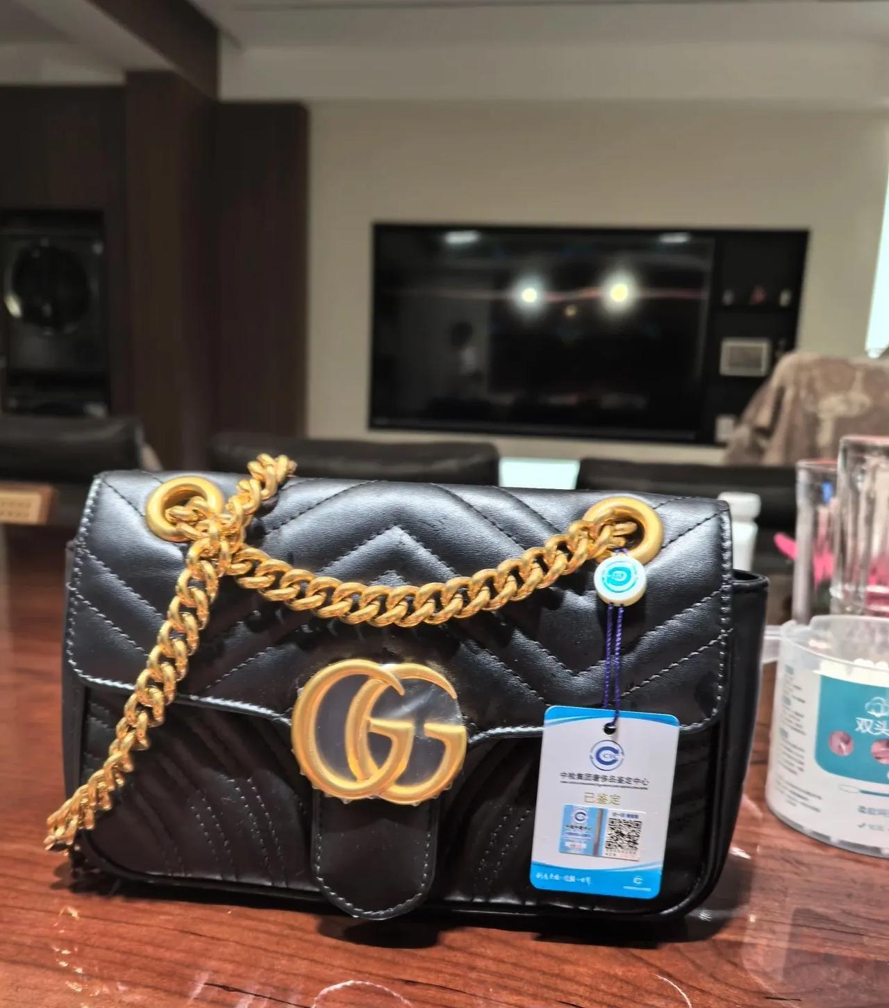 我朋友在向太直播间买了一个二手的古驰Gucci马蒙，7999元，我总觉得链条的五