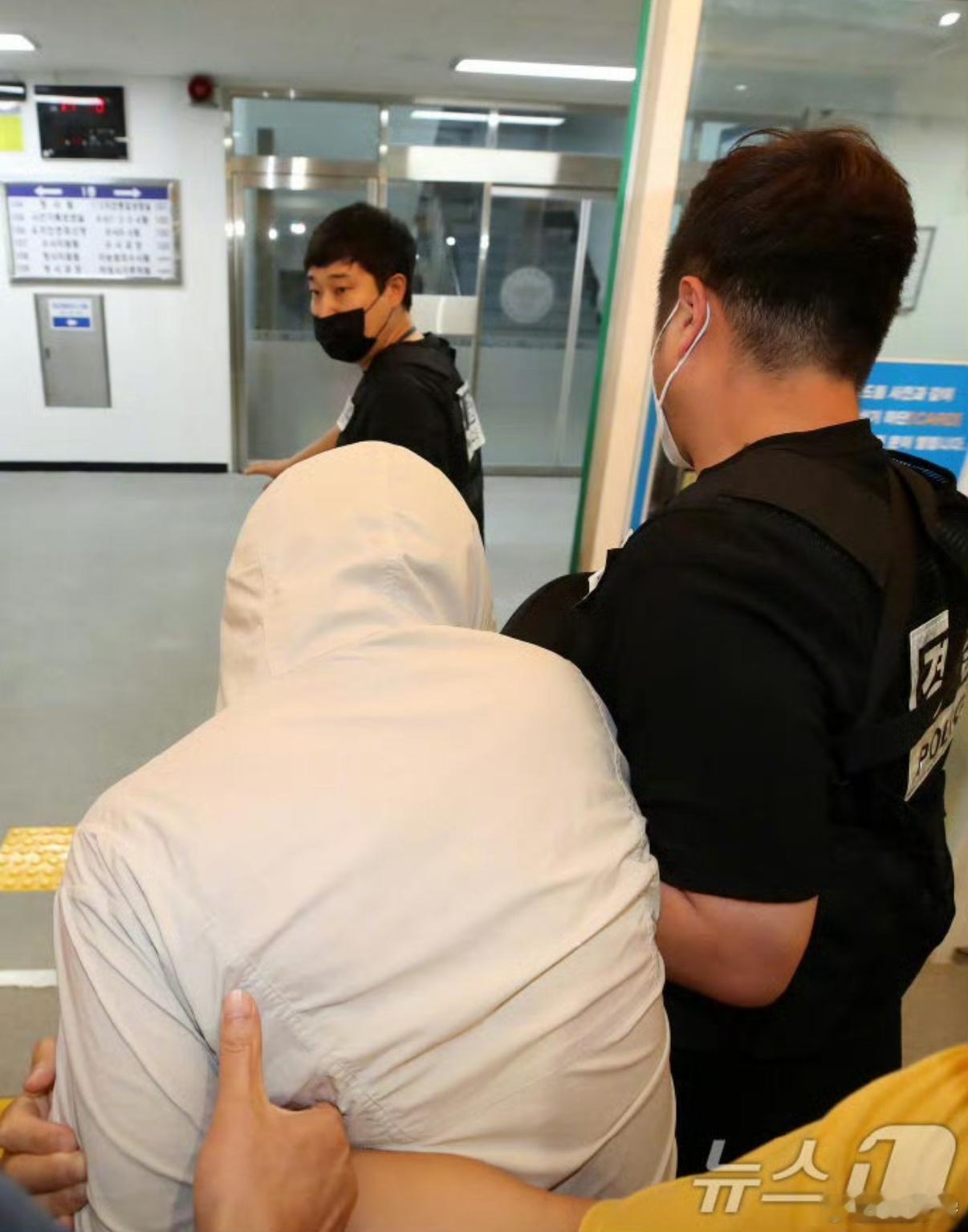 嫌疑人和在韩遇害女生系师生关系细节越看越窒息。行凶之后嫌疑人男扮女装掩盖行踪，再