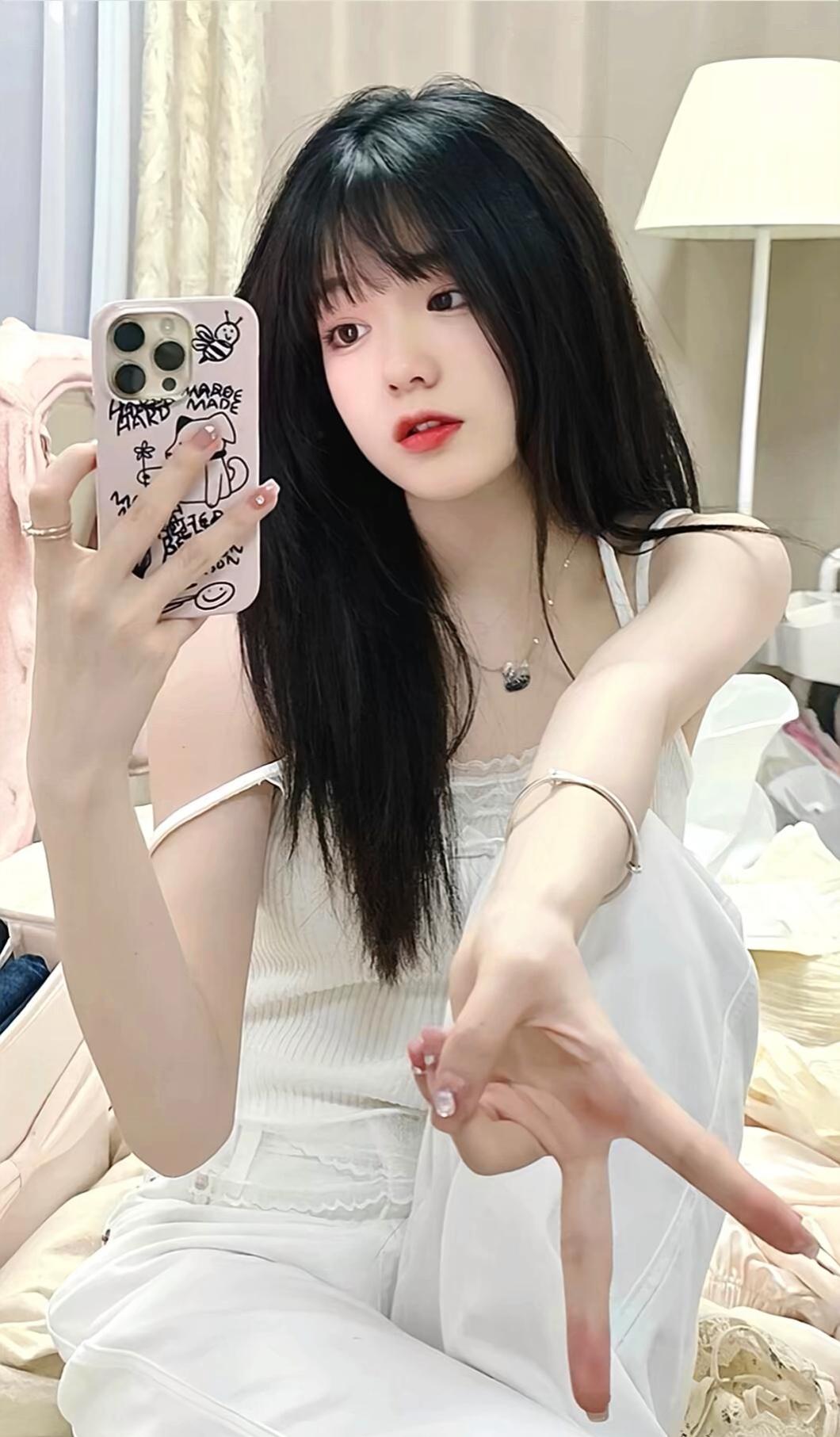 少女心满满，自拍日常，白色连衣裙，可爱手机壳，甜美笑容