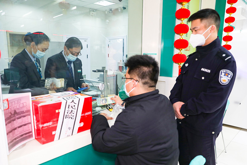 失信被执行人如果长期没钱还债，法院一般会裁定终本。很多人误以为终本等于债务消失，其实不是。终本只是暂