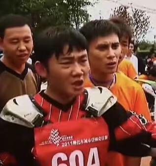 张雪，初中没毕业，只读到初二就辍学，也就是说，他一共才读了7年半的书。14岁就出