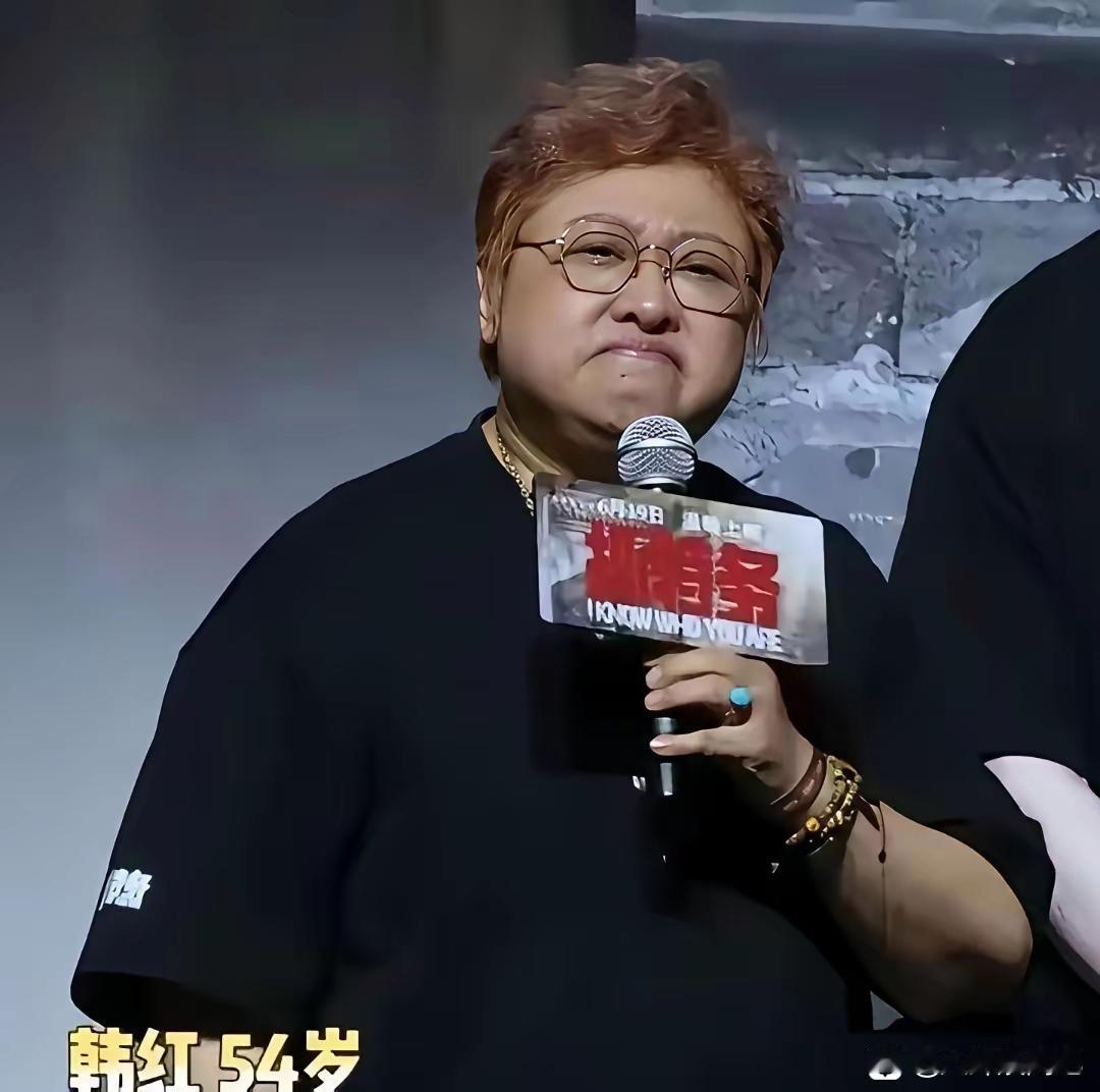 韩红被架在火上烤了这么多天，帮她说话的，全是明星那些她翻山越岭去救的人，一个都没出现。评论区里，有人