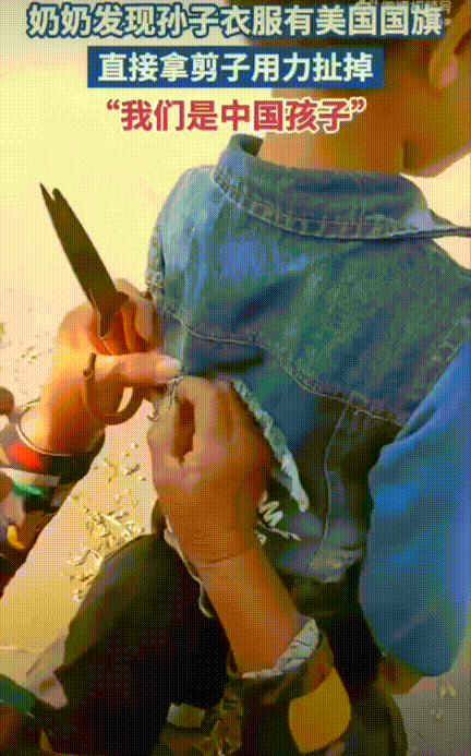 怎么能有这个！妈妈领孩子去奶奶家玩，奶奶搂着孙子亲了半天，孙子在旁边玩，奶奶越看