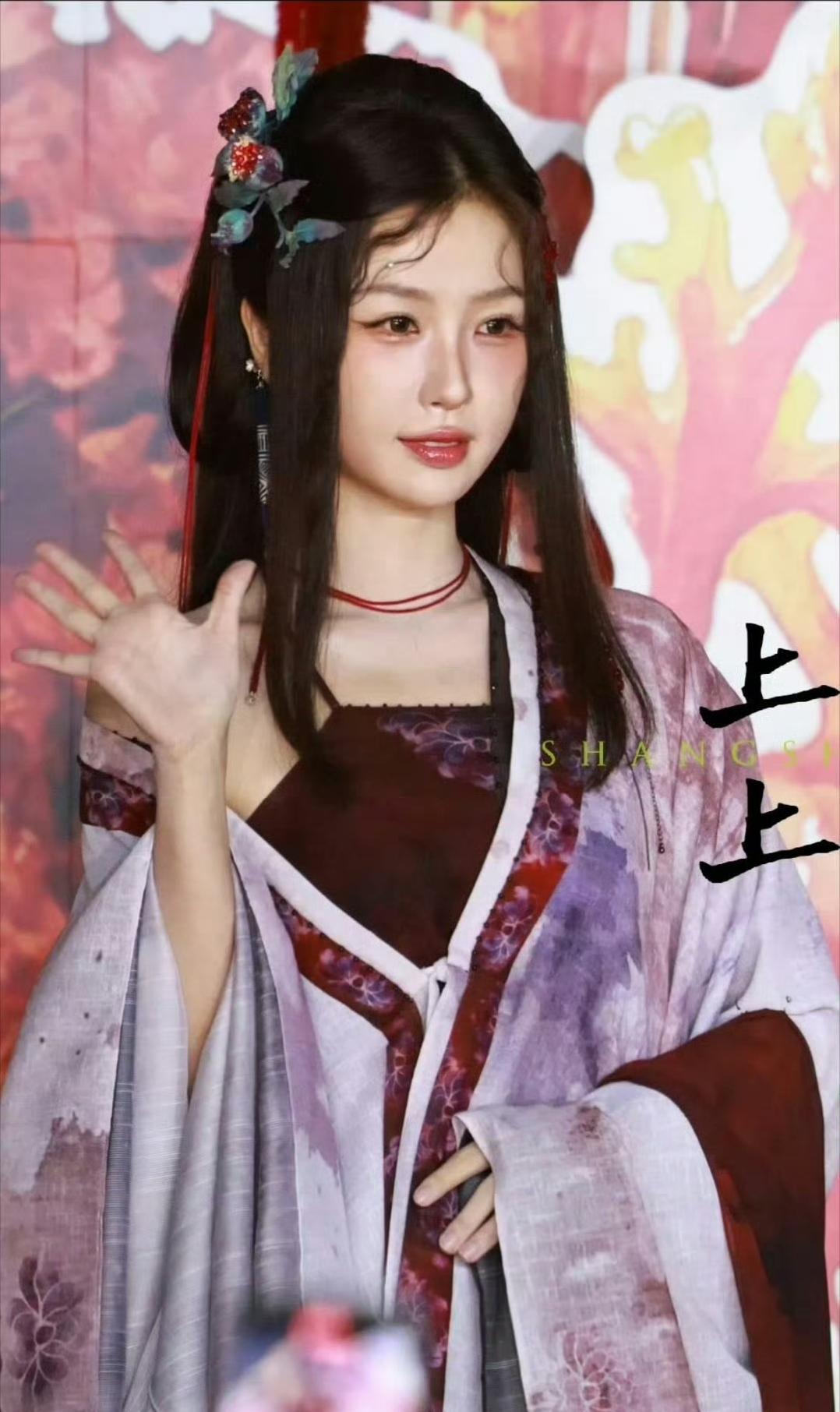 这个造型怎么油腻腻的，虞书欣的妆也太浓了[笑着哭]昨天造型路透出来的时候，有挺多人