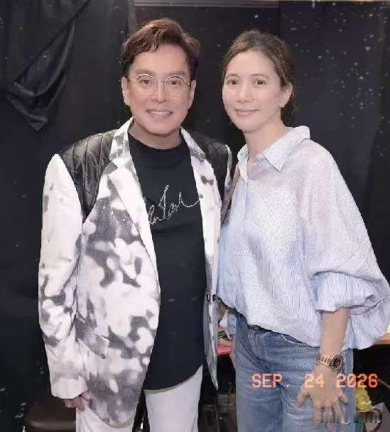 9月23日晚上，袁咏仪高调发文，晒出了一组后台合影，瞬间勾起了大批网友的青春回