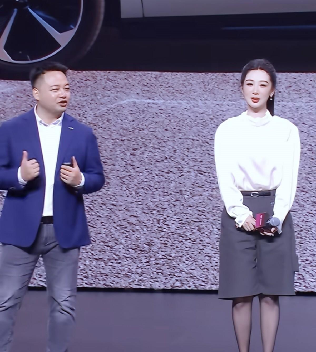 杨紫发布会高马尾美得抢眼，网友却炸锅：黑色短裤配白衣太不搭了！