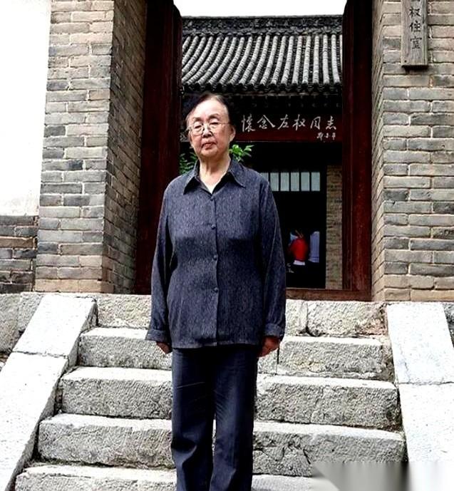 1960年，一个20岁的姑娘气冲冲地闯进了大将陈赓的办公室，拍着桌子喊：“凭什