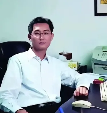 马化腾才是真清醒。看到他我才明白。聪明人和有智慧的人，中间隔着的不是智商，而是能不能管住自己那颗想往