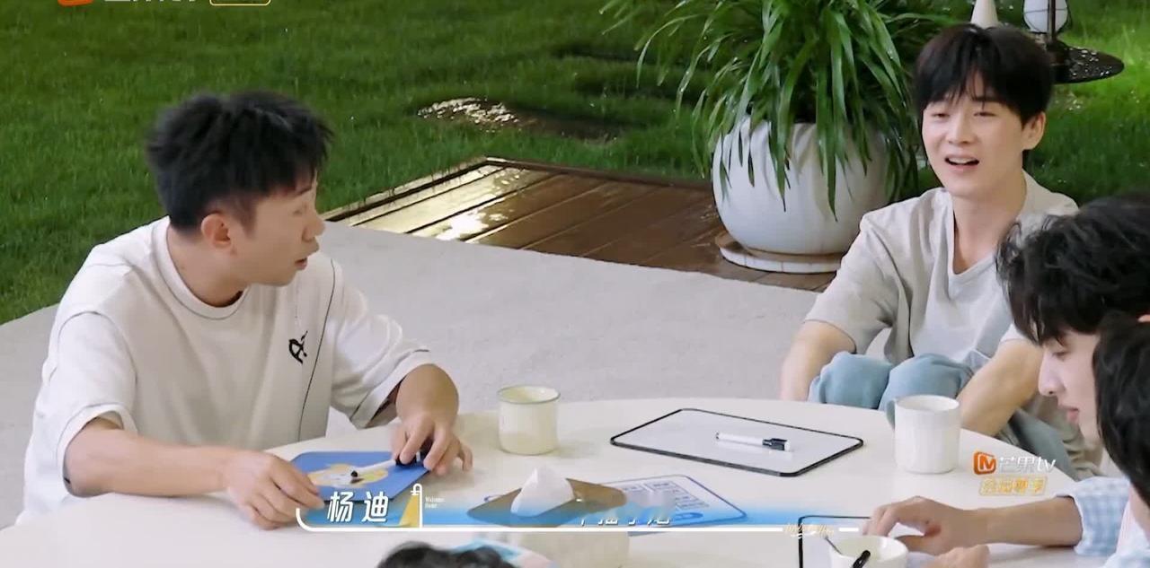 谢娜与杨迪直播过程中谢娜直接呕吐，不得不终止直播。杨迪与谢娜一起主持直播