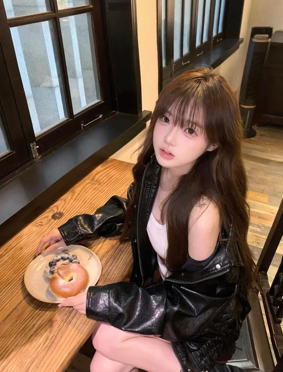 轻抚发梢，静享青春。