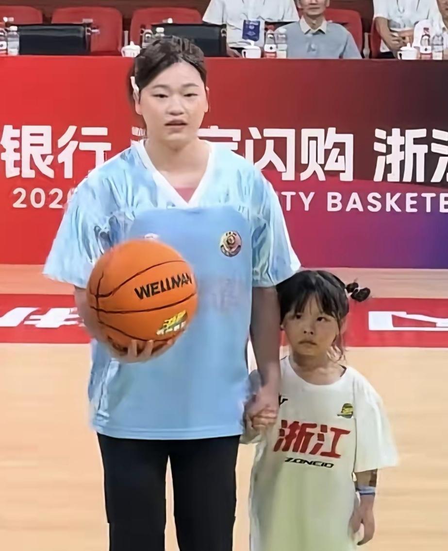 发现了没有，全红婵有一个非常明显的变化，不是她变漂亮了，而是她的整个身形，变