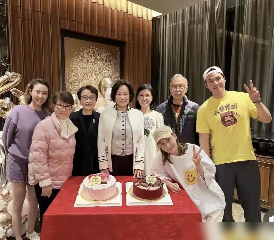 别信网上那些豪门宫斗的鬼扯！赌王三太陈婉珍72岁寿宴主桌不见何超琼的身影，一堆人