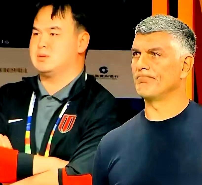成都蓉城最近在场上的表现，看着让人直冒火。其实根本不用拿放大镜去球场上找原因，