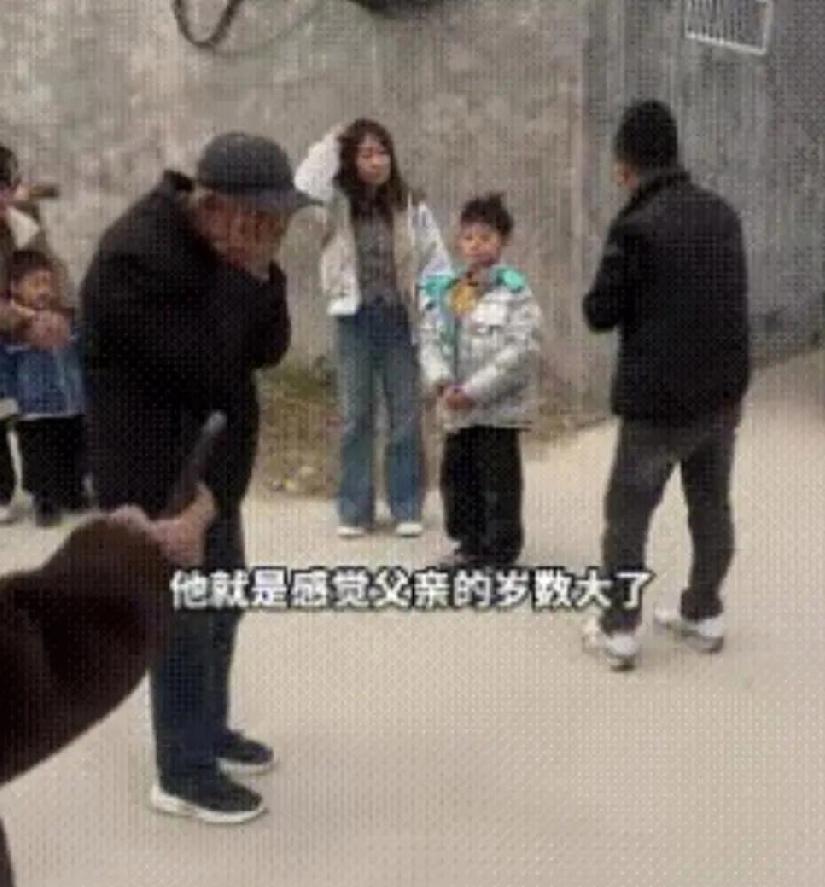 泪目了！1男子过完年，准备带着妻儿外出工作，然而，刚走出院子，他“扑通”一声跪在