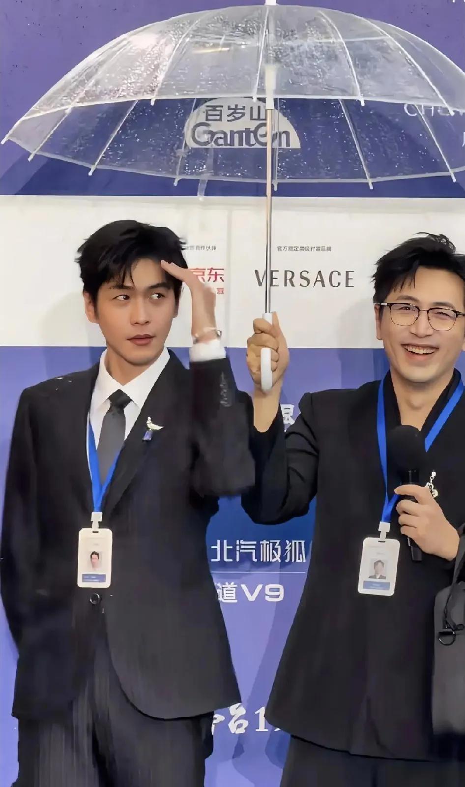 张若昀亮相北京国际电影节。网友纷纷说:“说真的，我在张若昀身上看到唐艺昕的影子