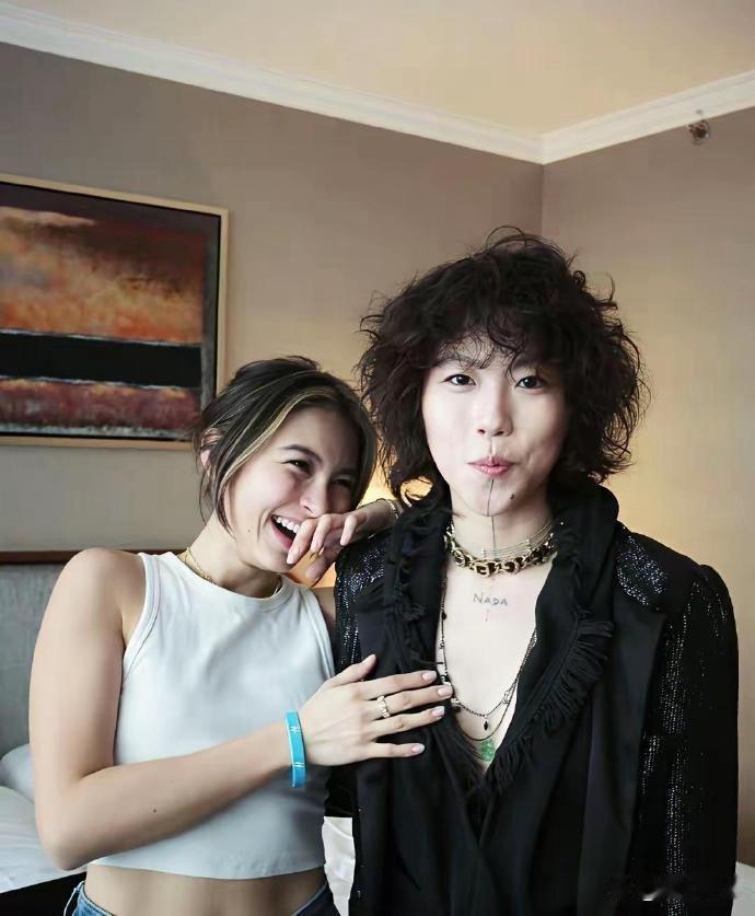 王菲估计头都大了，这女儿管还是不管好啊！