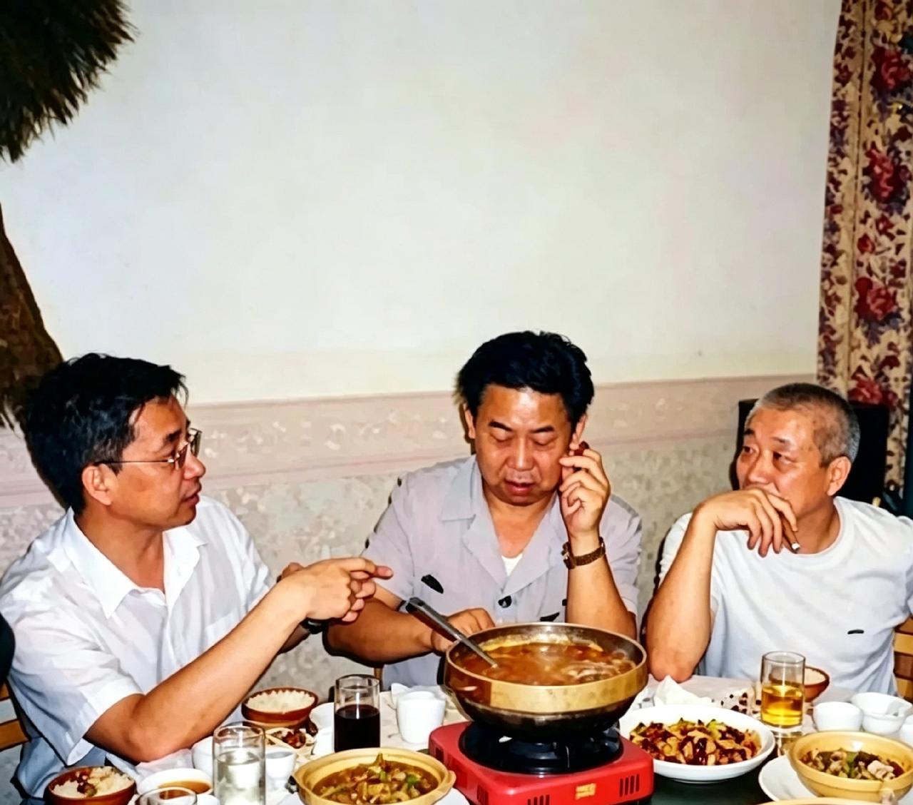 一张九十年代的老图。陈赓和许光达的后人，围着火锅抽烟聊天。没排场，不搞虚的。先辈