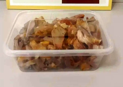五一同学聚餐，临走时，我看到桌上还有几个菜没怎么动我让服务员给我拿了几个打包盒