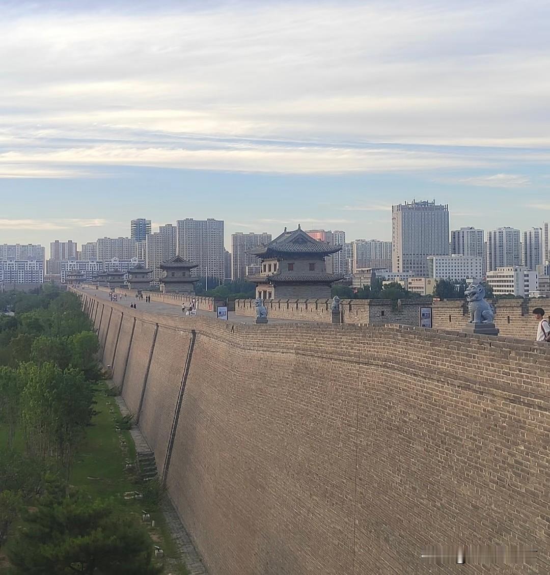 国内影视剧中演到古代战争攻城，随便架个梯子就爬上去了。下图中是大同的古城墙，就这