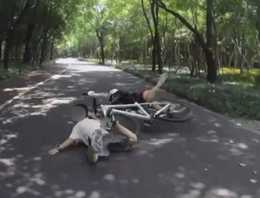 上海长宁，女子在骑行道上正常骑行，突然路边窜出一孩子，女子刹车不急，与孩子发生碰