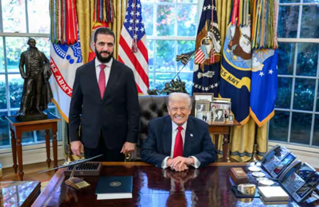 朱拉尼遭受奇耻大辱？这次朱拉尼访问白宫，既不让走正门，还没有红地毯，连合影都是特