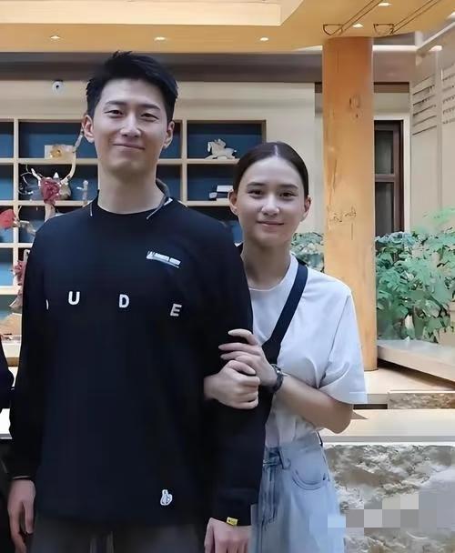 说白了，都是算计！男的目的不纯，想攀上富家女一步升天。女的享受男人的追捧