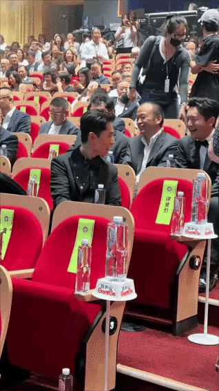 白玉兰后台这幕太戳人了——胡歌正跟郭京飞聊得眉飞色舞，扭头瞥见闫妮的瞬间，脸上的