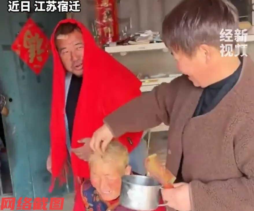 江苏宿迁有五十一岁的女子给自己七十五岁的妈妈染头发，却现场弄错颜色直接惊叹了众人