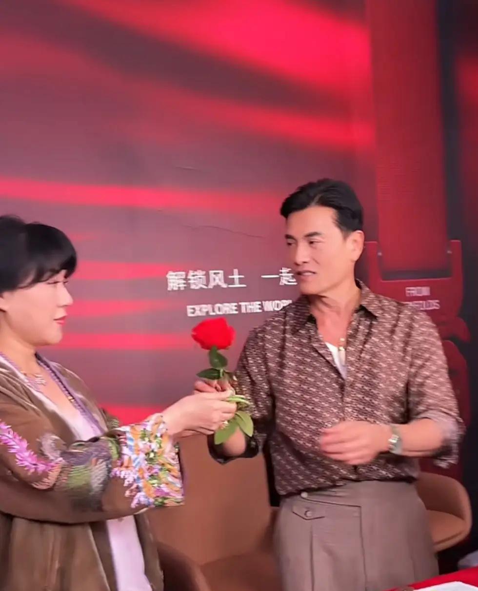 惊现北京！吕良伟直播时老婆突然现身，网友：这狗粮吃撑了！[比心]这对相差15岁