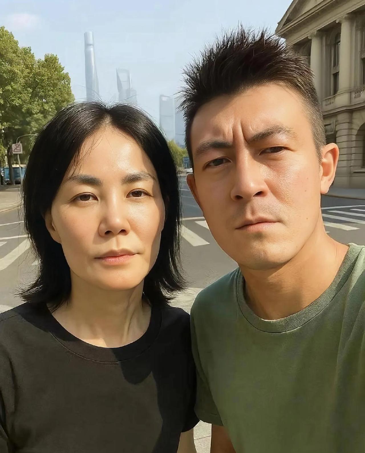 哇、一张陈冠希与王菲的合照在网络上疯传，引发了网友们的热议！真是难得一见啊，这两