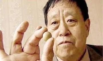 1971年，退伍军人王占奎，救下一位快冻死的老人。临别时，老人掏出一个小泥丸塞给